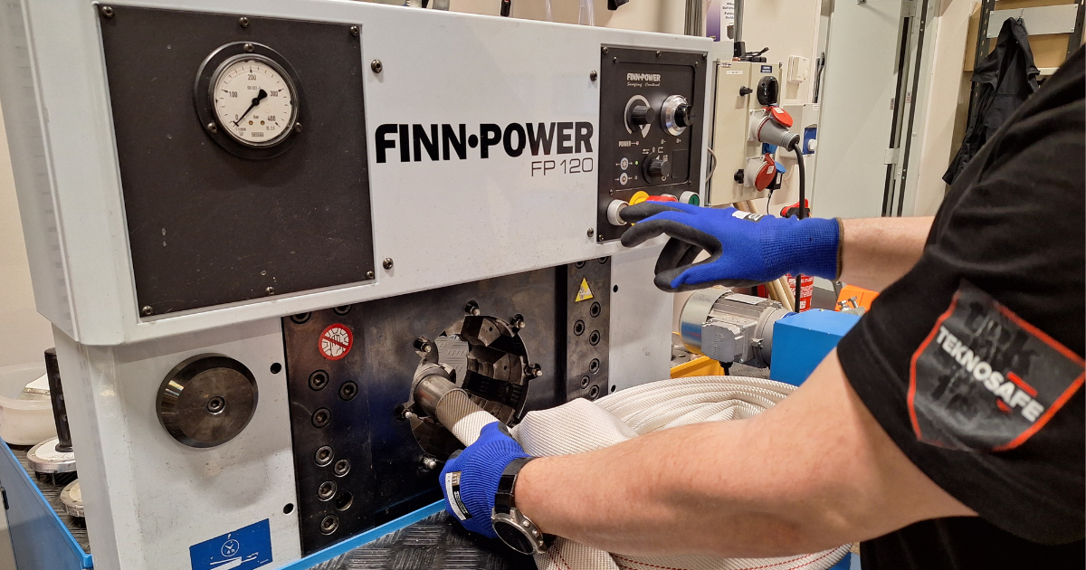 Lillbackan sidontalaite puristaa paloletkun liitoksen varmistaen tasalaadun ja kestävyyden | Teknosafe