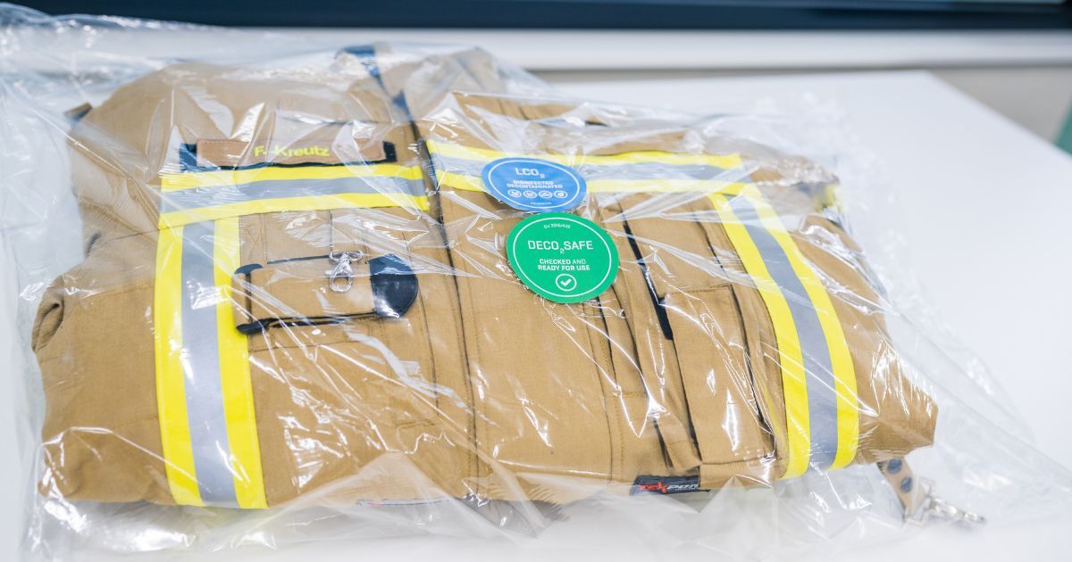 Pelastusvarusteiden syväpuhdistus LCO₂-menetelmällä pidentää varusteiden käyttöikää.